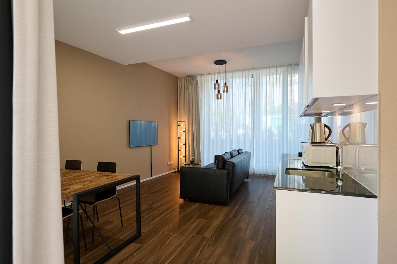 Base Apartment *